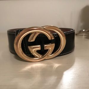 Black patent leather Gucci belt with gold buckle